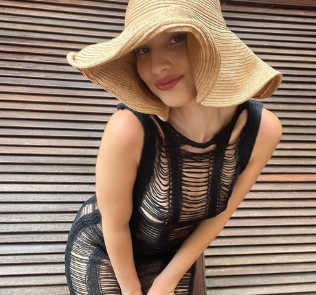 Daisy Delancey star art pics