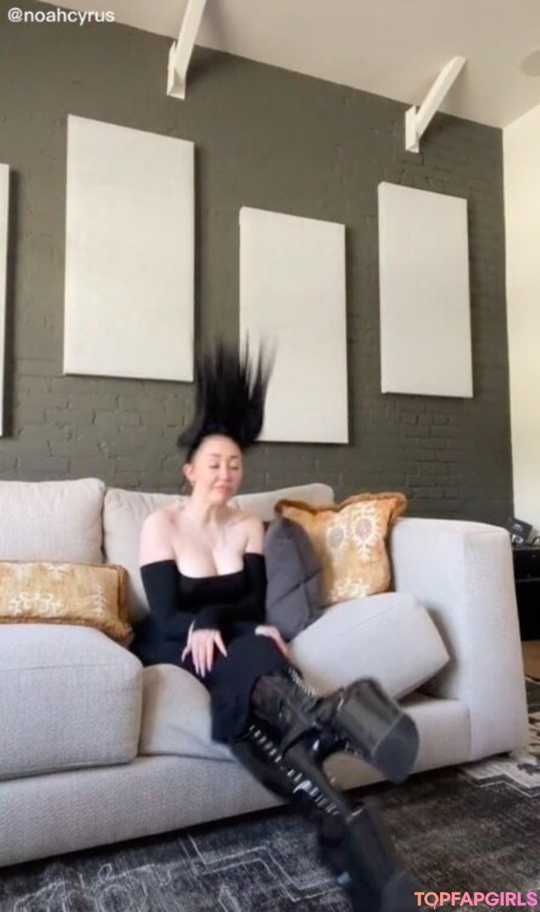 Noah Cyrus hd pornstar image