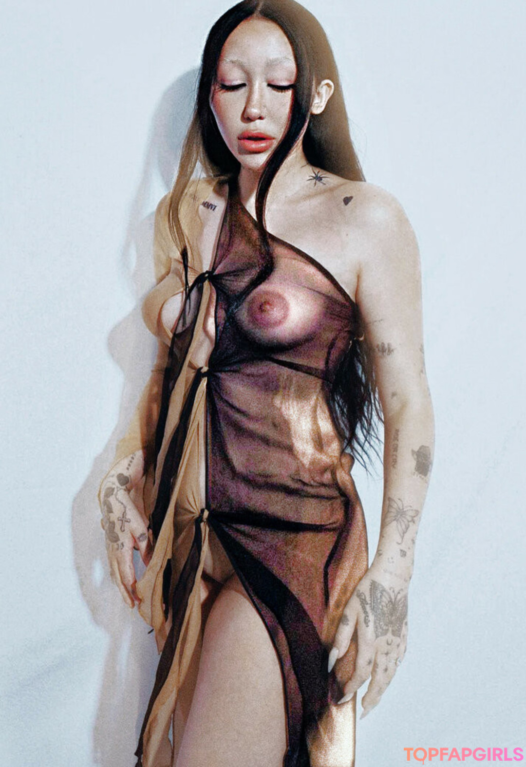 Noah Cyrus naked star image