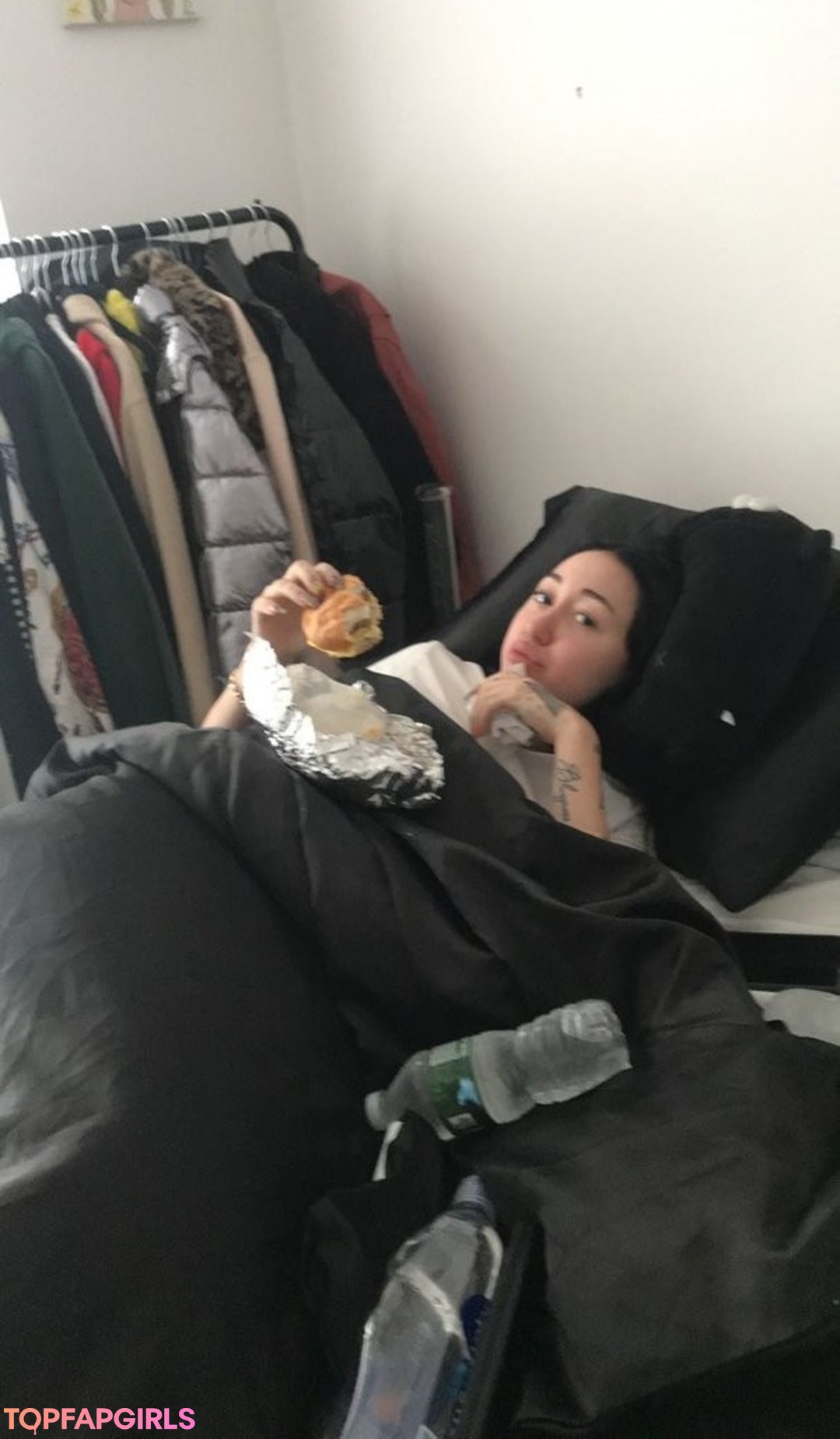 Noah Cyrus nude star img