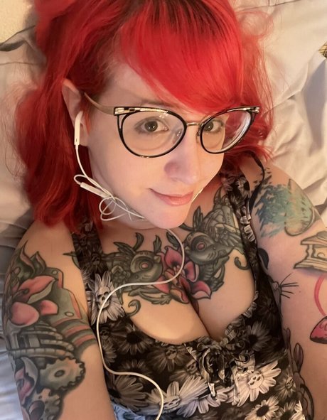 PushingUpRoses model nude pic