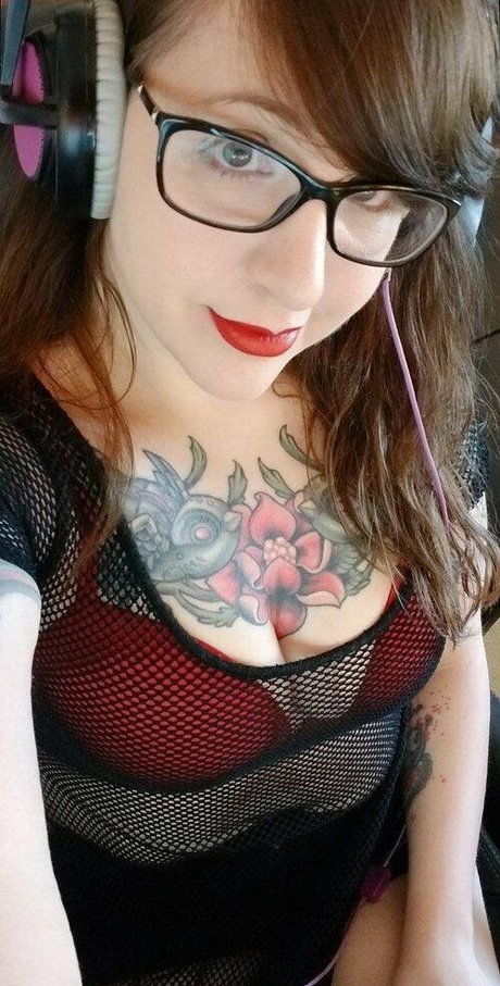 PushingUpRoses model adult pic