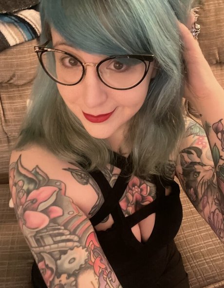 PushingUpRoses model xxx pic