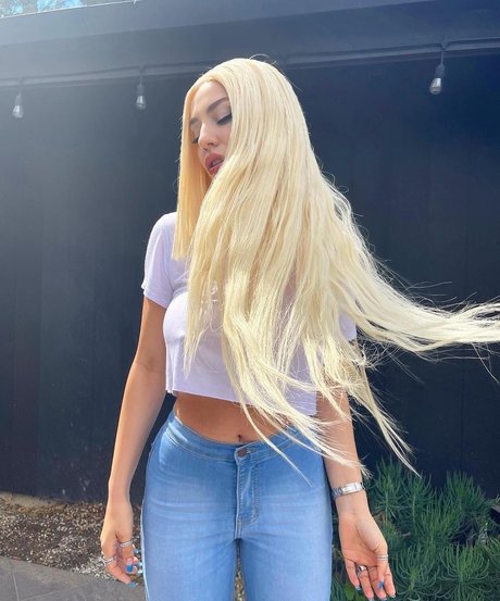 Ava Max porn model picture