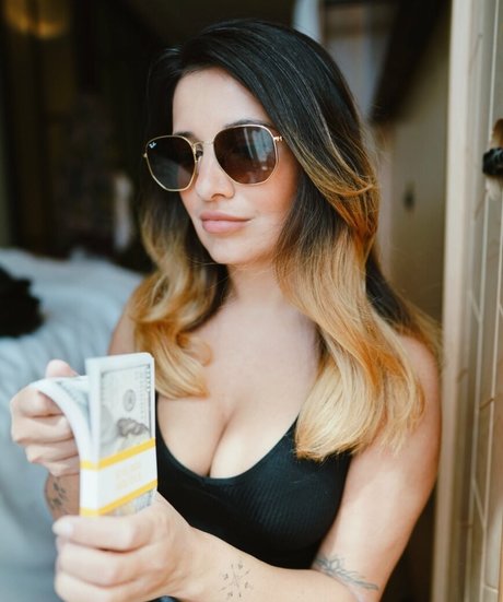 Cadaea sexy pornstar pics