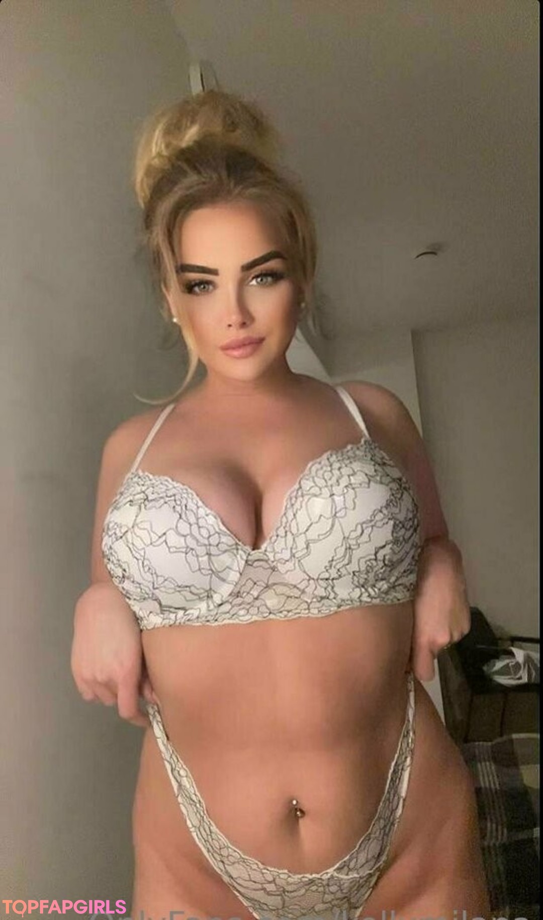 kellymilana model exclusive image