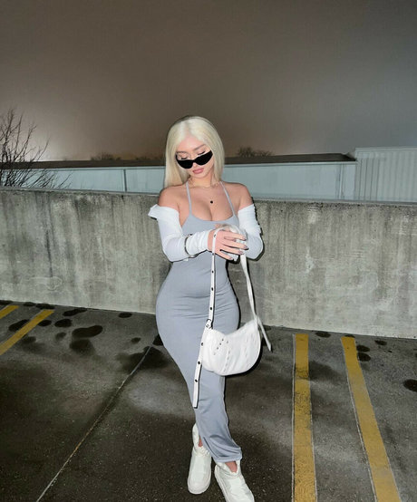 cakebatterchlo art model photos