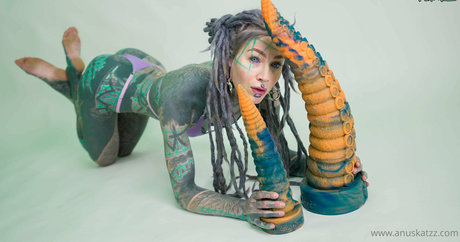 Anuskatzz best model picture