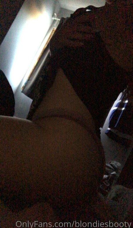 blondiesbooty naked model photo