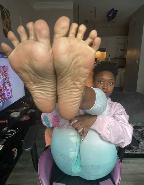 littleebonyfeet hot actress picture