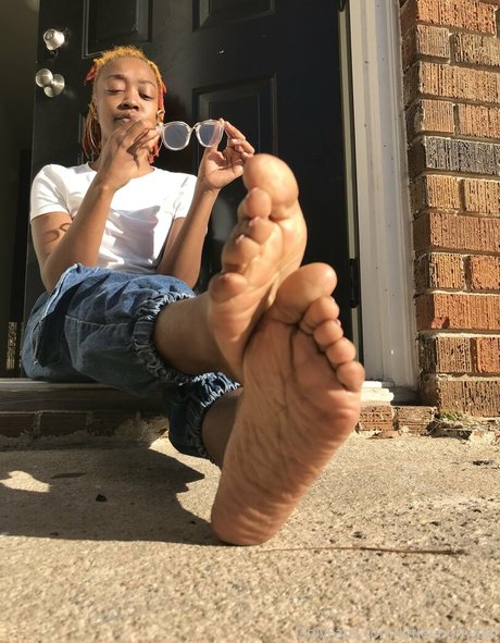 littleebonyfeet star sexy pic