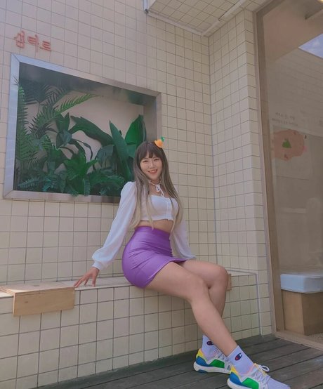 Yuggie TV erotic star img