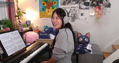 Yuggie TV porn actress photos