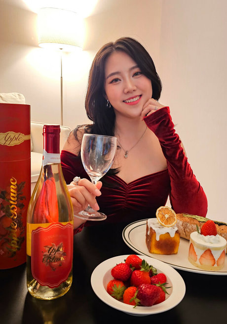 Yuggie TV model hd photo