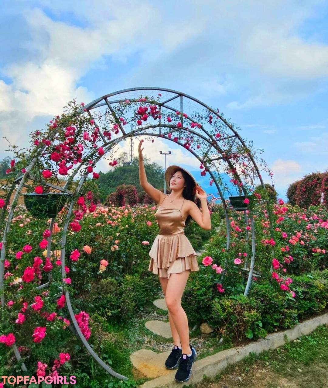 Yuggie TV model high quality photos