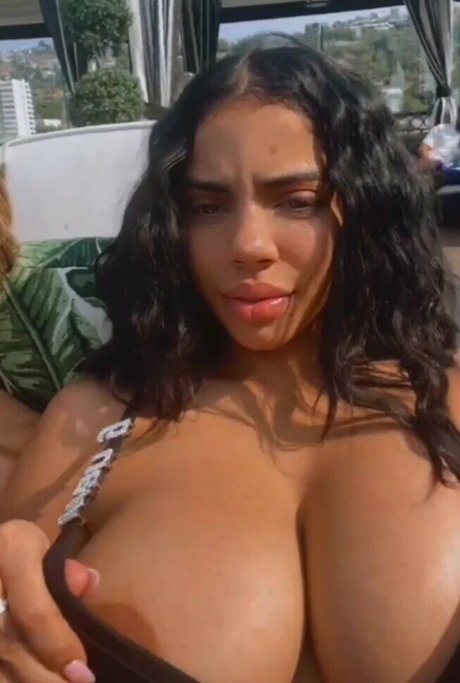 E dot nude model picture