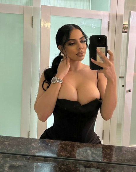 E dot star naked photo