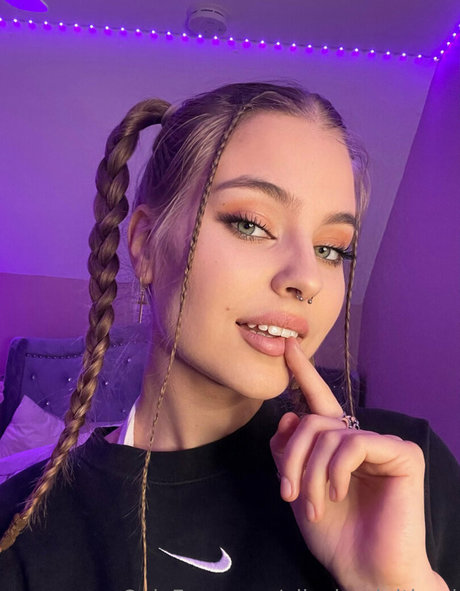 Aliceinadultland beautiful model pictures