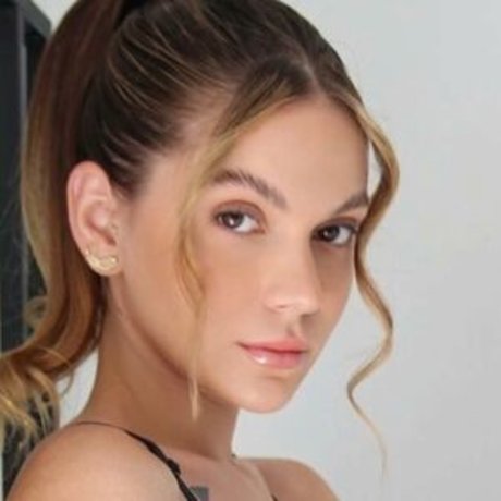 Sasha Ferro hd model pic