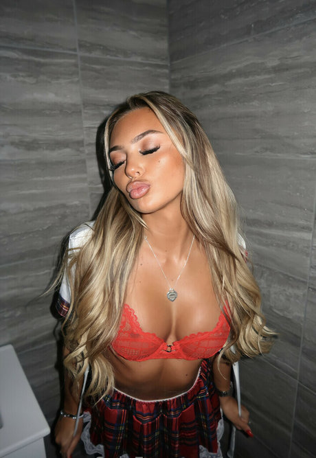 Maddie Grimaldi art model picture