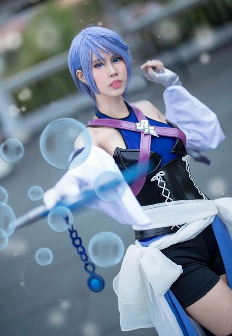 Kura Onee san model pretty pic