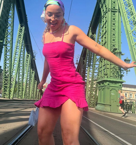 Ella Eyre star art pictures