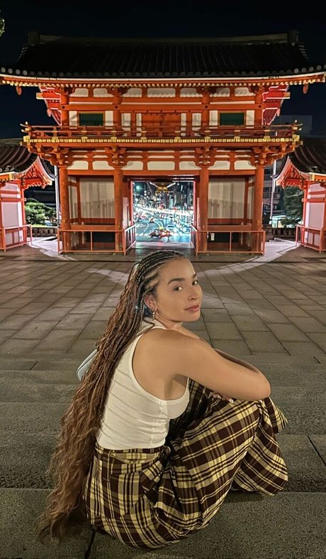 Ella Eyre xxx model image