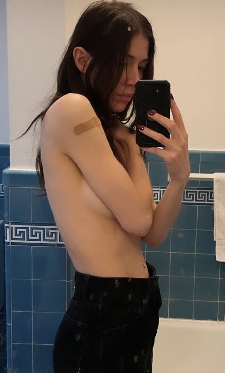 Caroline Polachek model exclusive picture