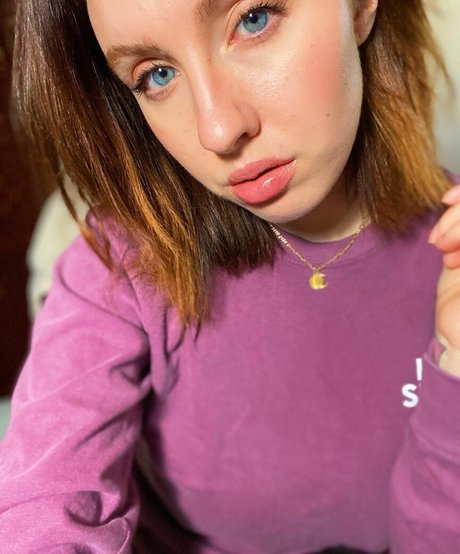 Megan Everett beautiful star image