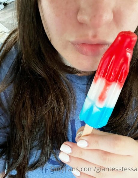 giantesstessa nude model photos