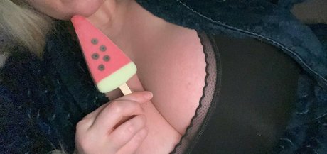 BustyQueen32M naked model images