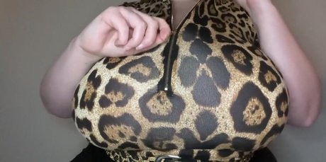 BustyQueen32M model beautiful pics