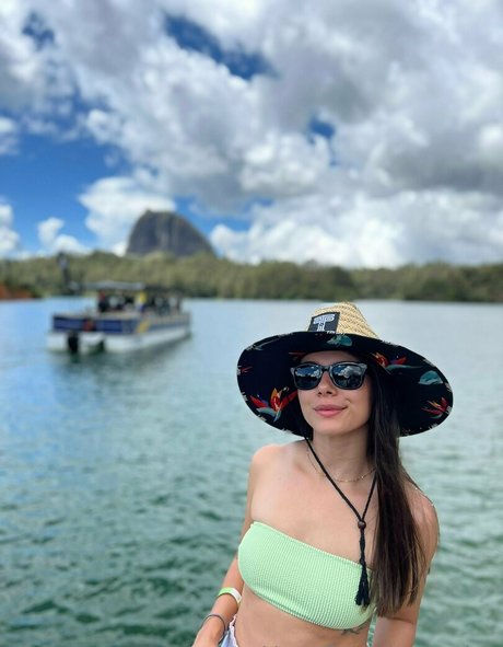 Gabriela Bianca hot star photos