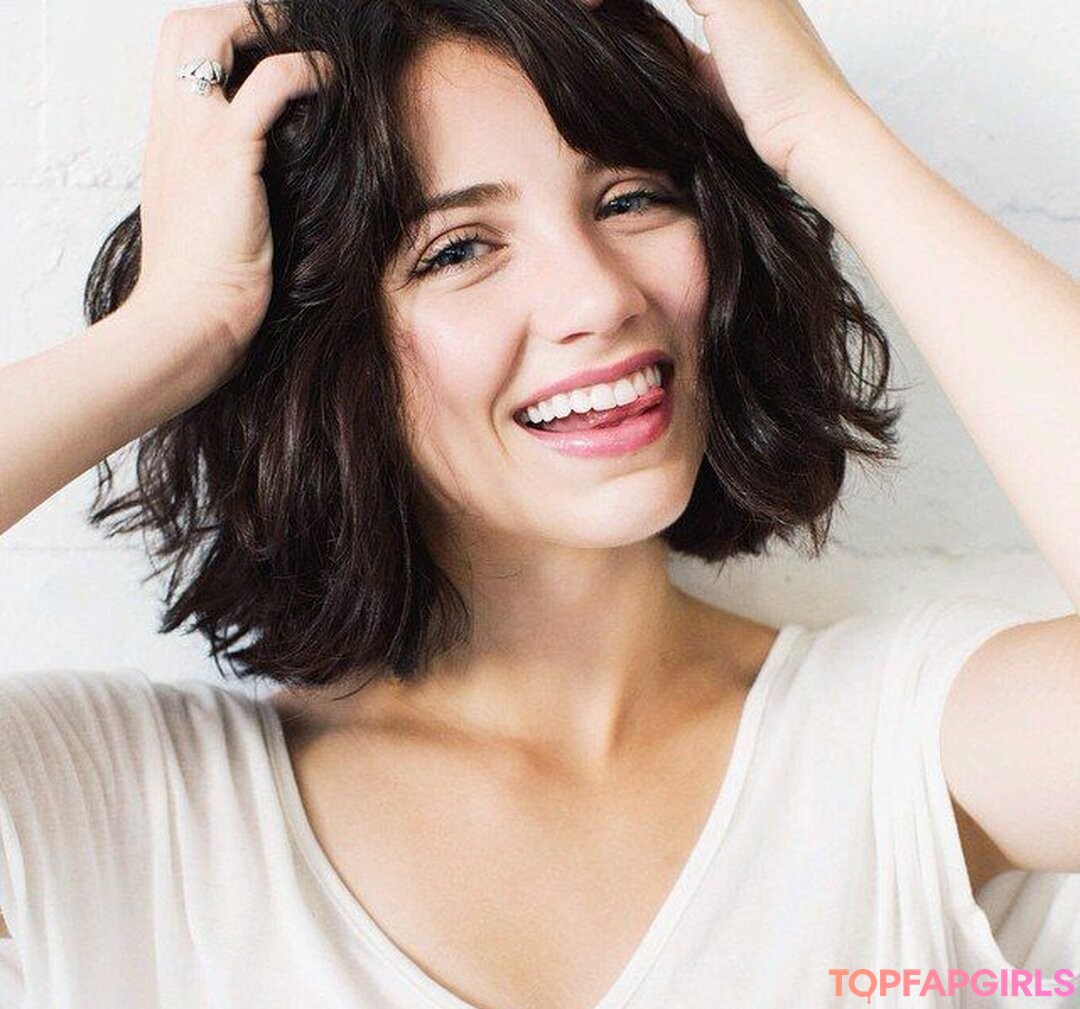 Emily Rudd naked star picture