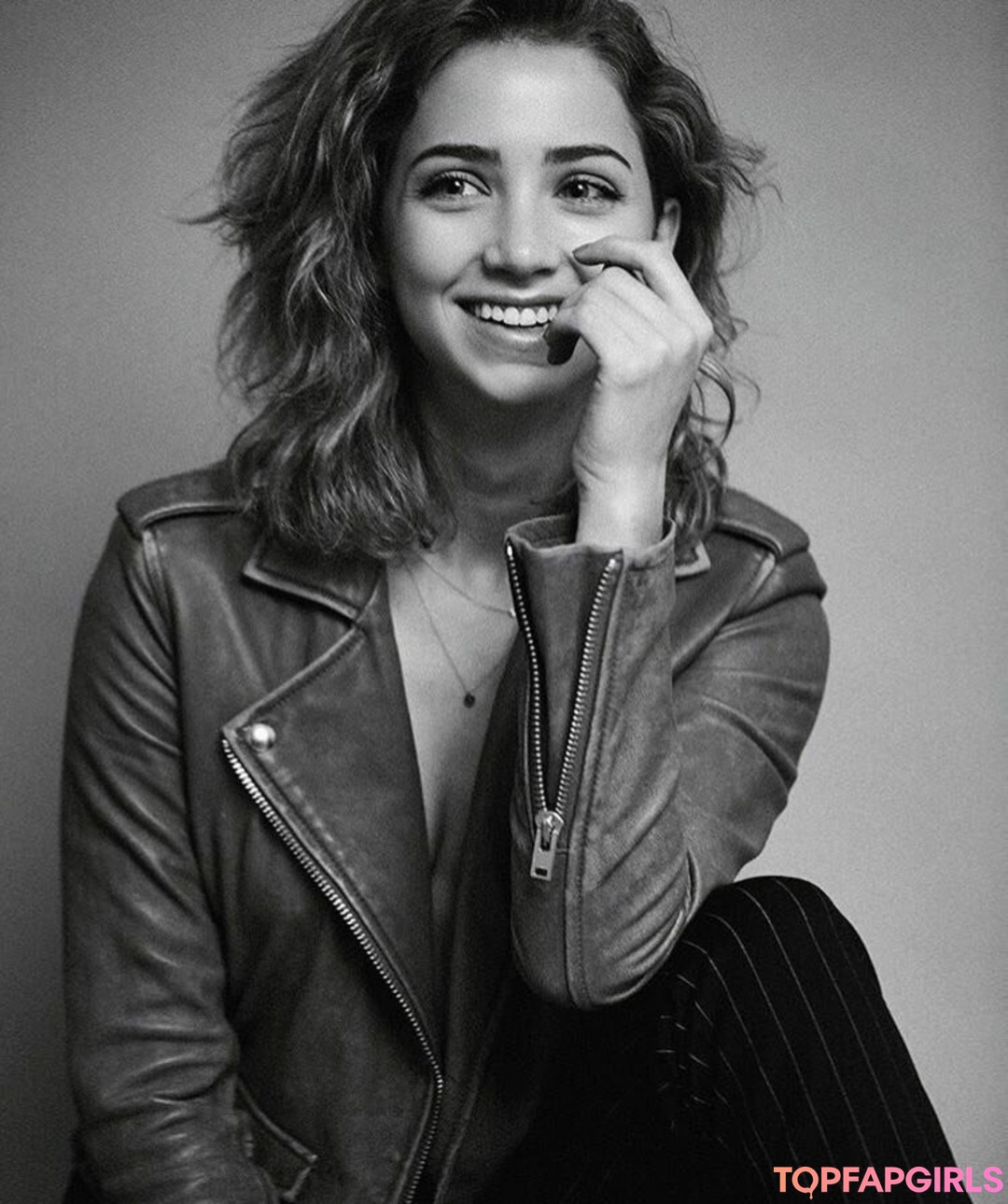 Emily Rudd star hd photos
