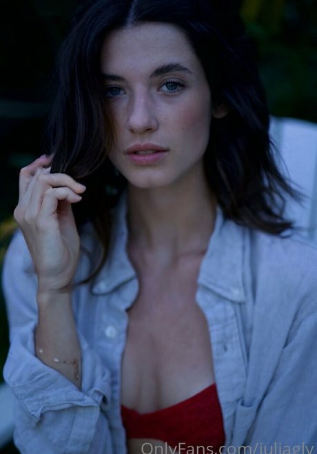 Julia Gauly naked star image