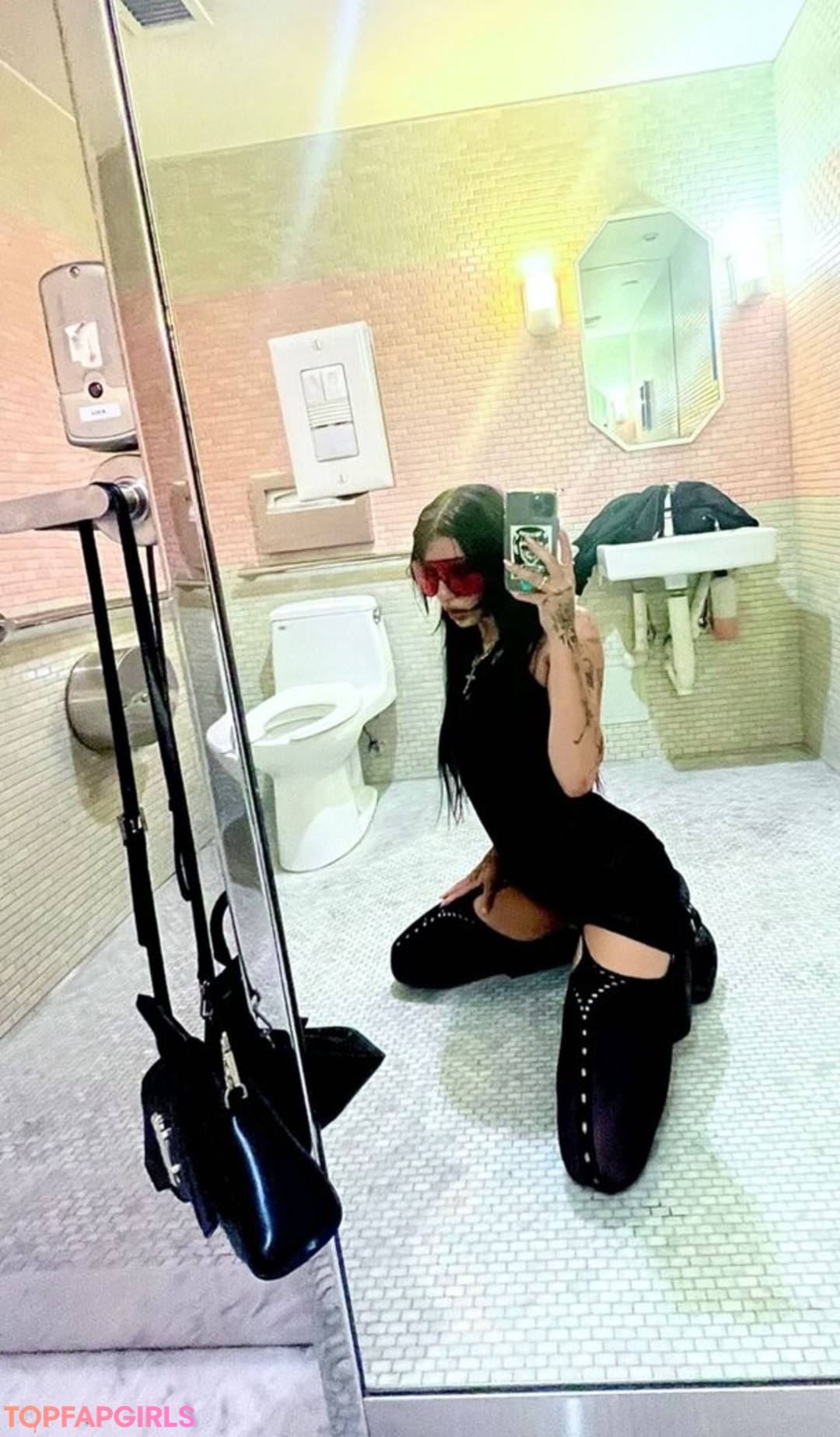DeathbyRomy star nude photo