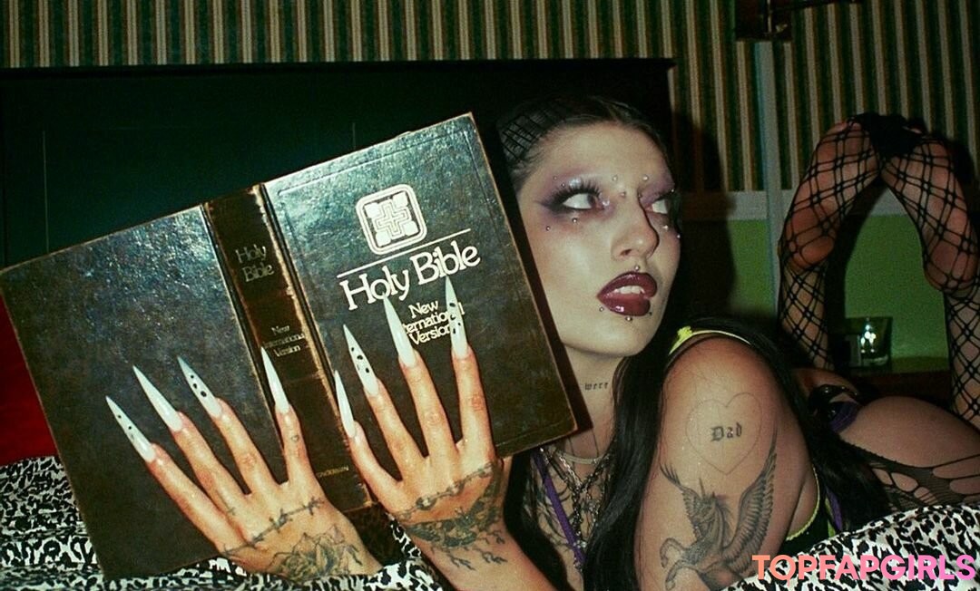 DeathbyRomy perfect model pic