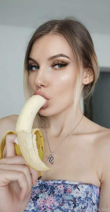 lida bond nude model galleries