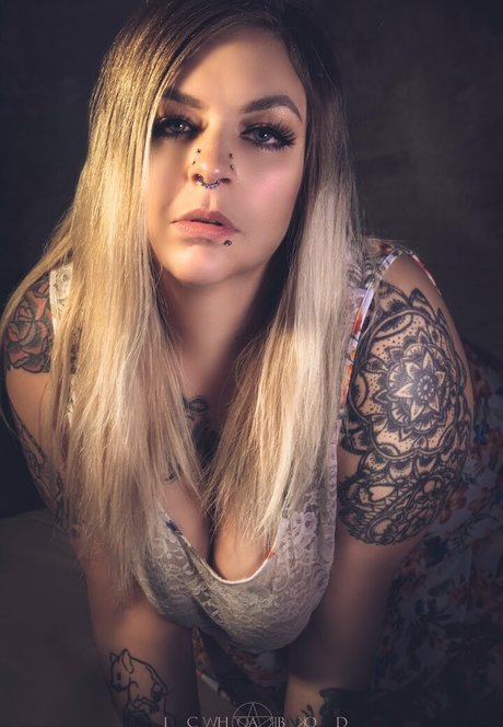 inkedshyvixen erotic pornstar image