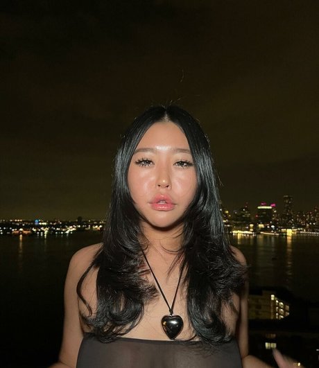 Madeline Jin model picture