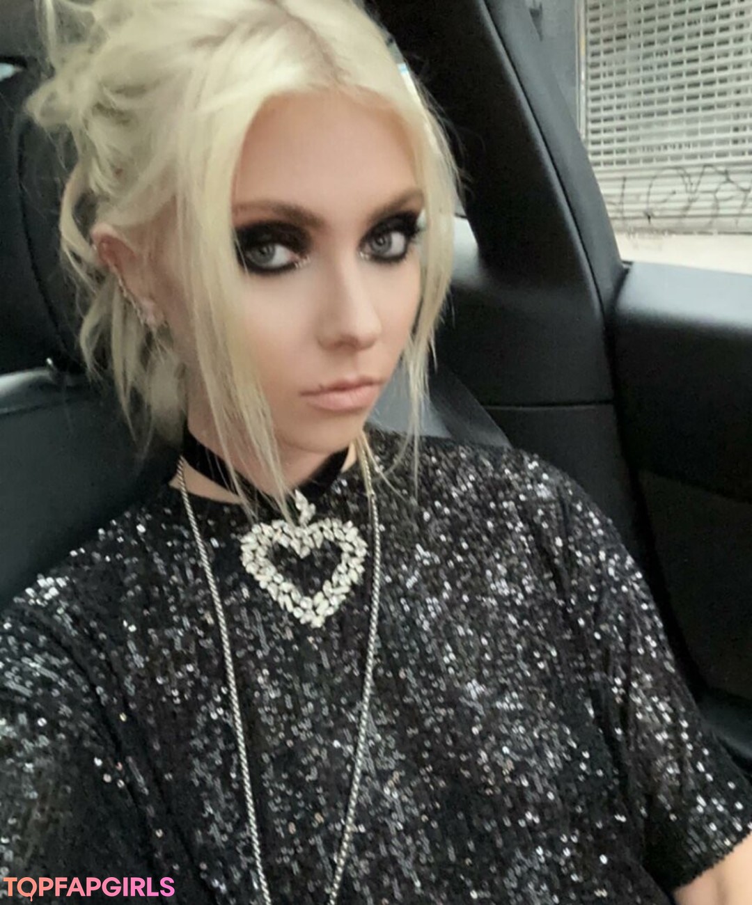 Taylor Momsen star pornographic picture