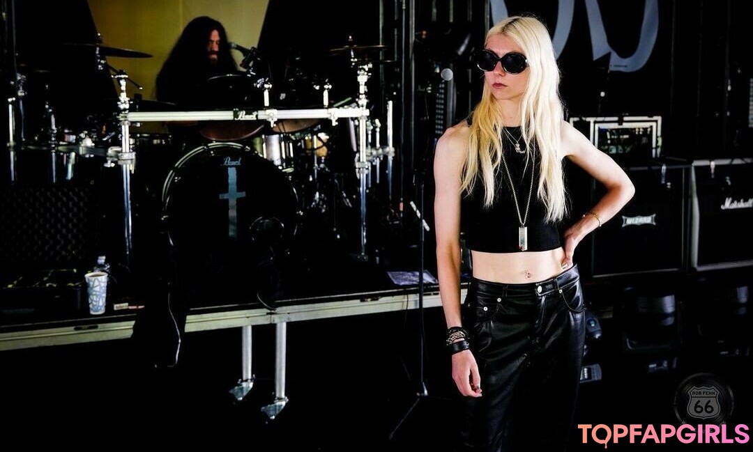 Taylor Momsen hot model pics