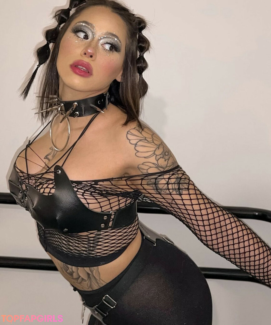 Thufy model free photo