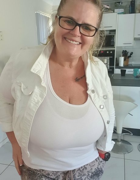 beach blonde onlyfans top img