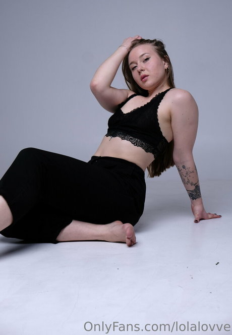 lolalovve sexy model gallery