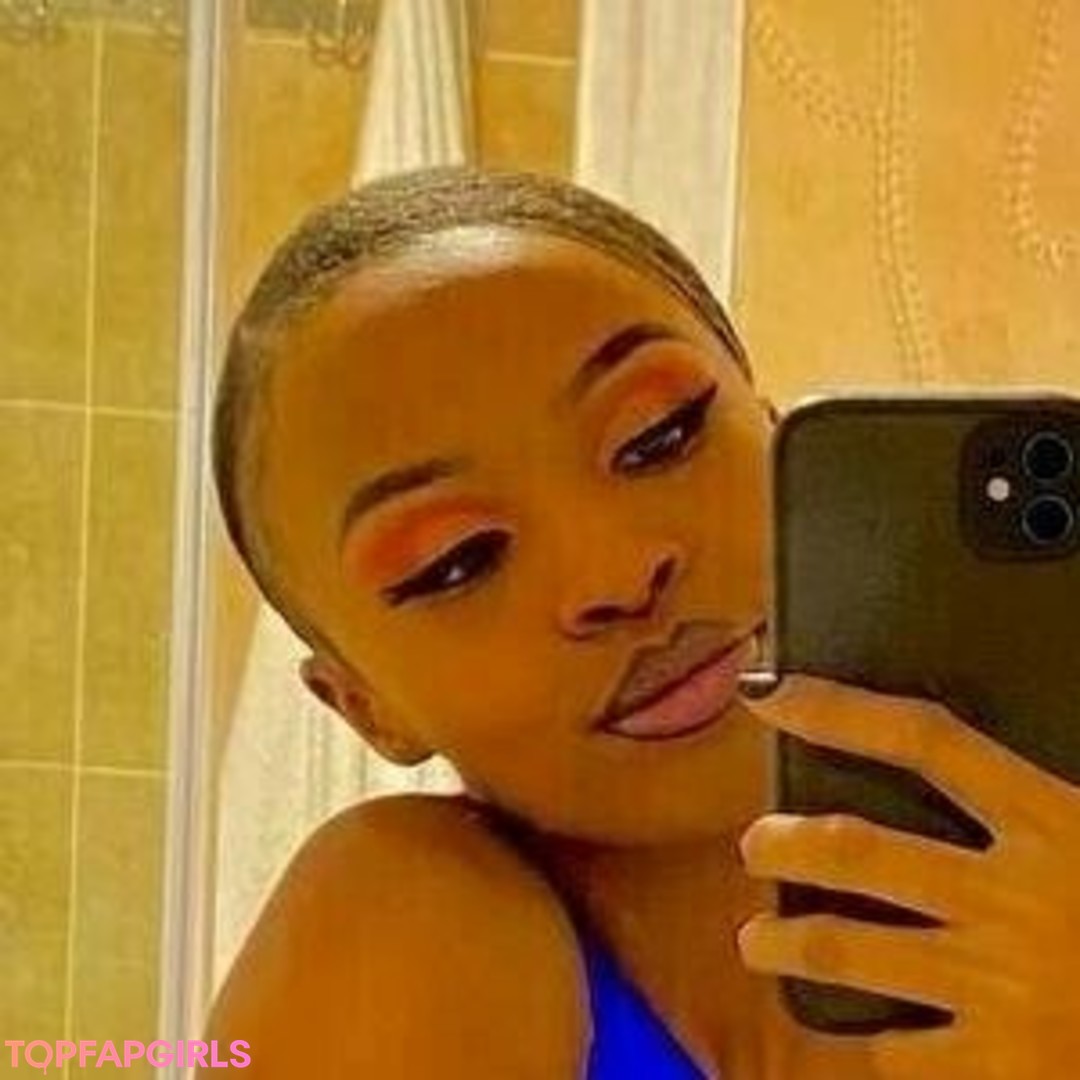 naomiebony top model image