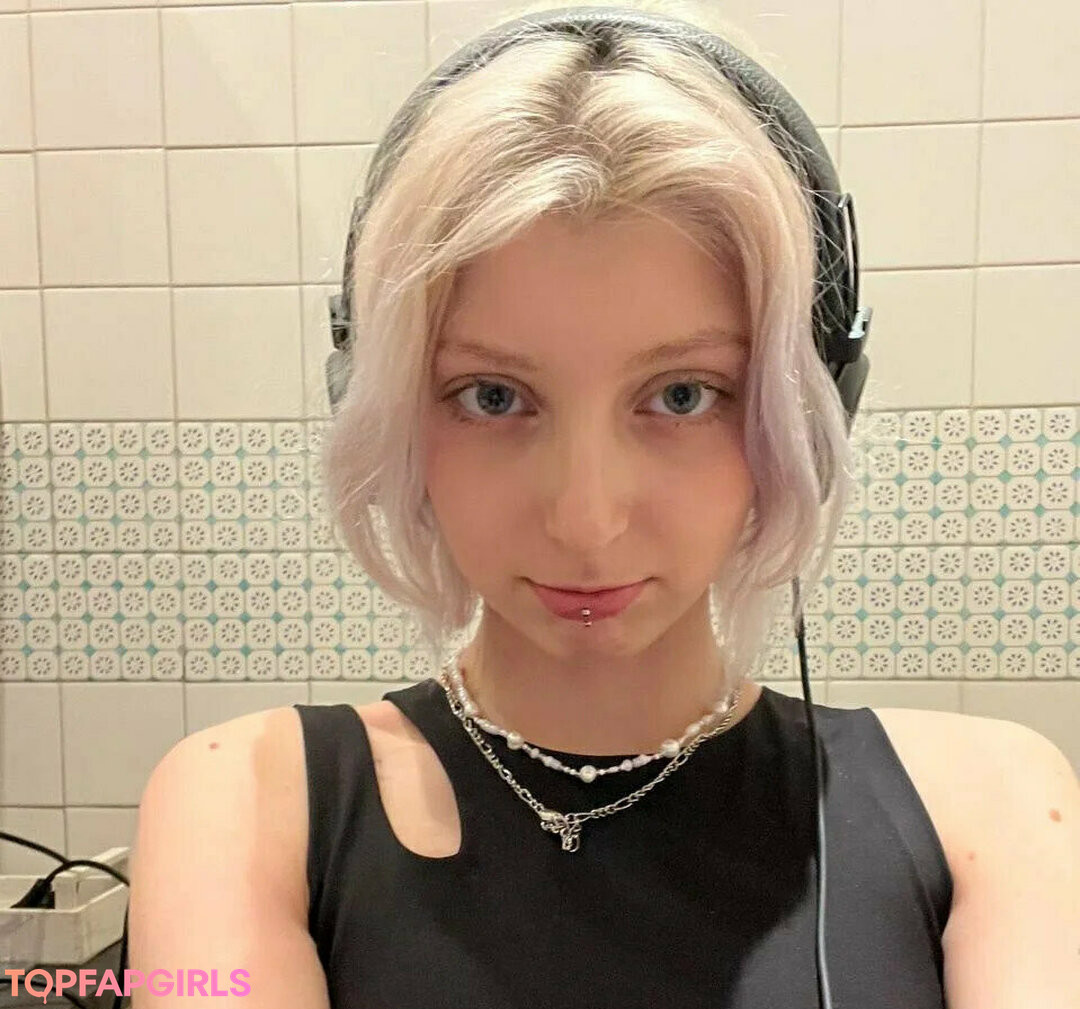 Lit1le Kitty  model naked images