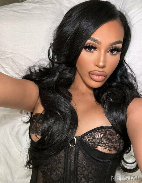 neljassenia erotic model picture