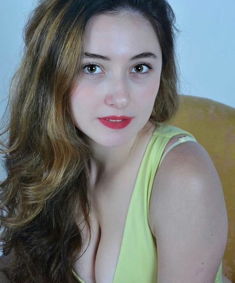 Little BabeVIP erotic pornstar photo